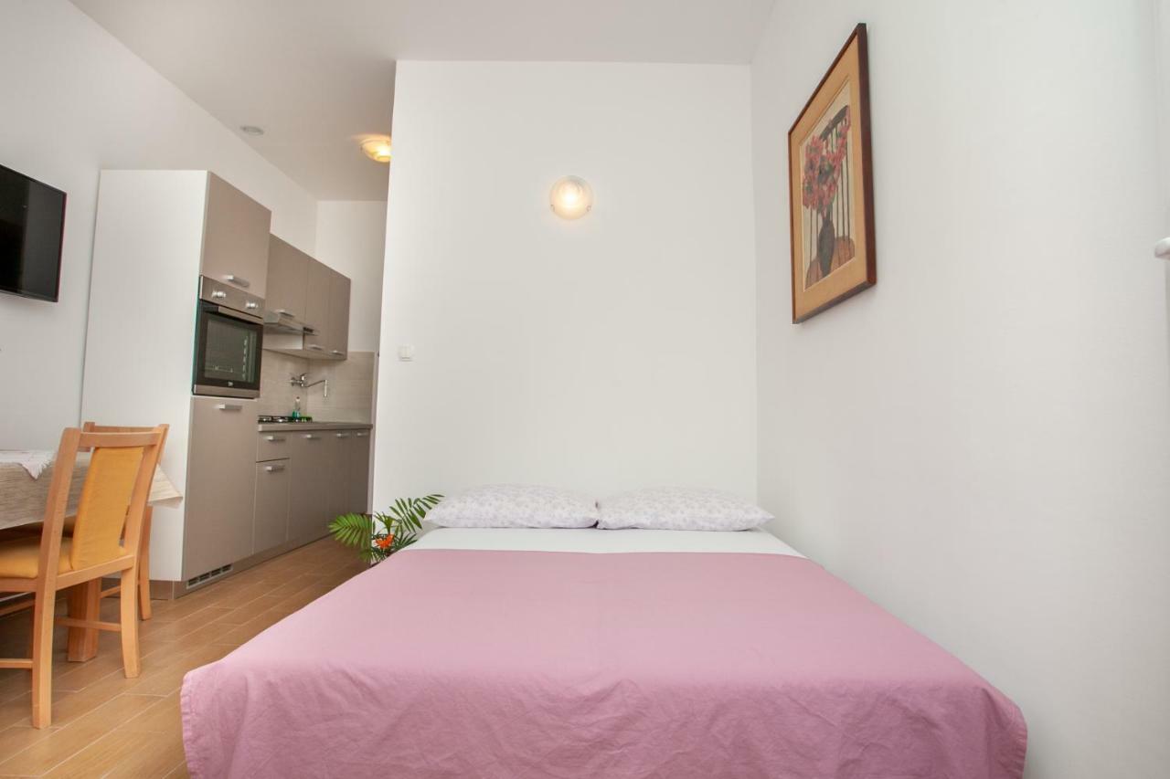 Ap Punta Next To Sandy Beach, Apartment With Garden Omiš Esterno foto