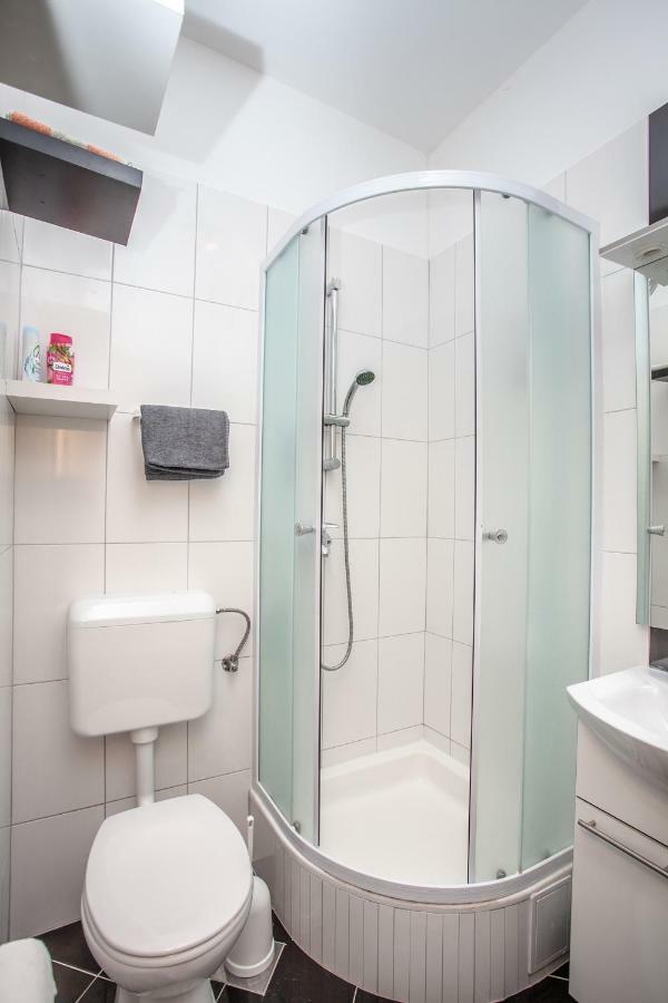 Ap Punta Next To Sandy Beach, Apartment With Garden Omiš Esterno foto