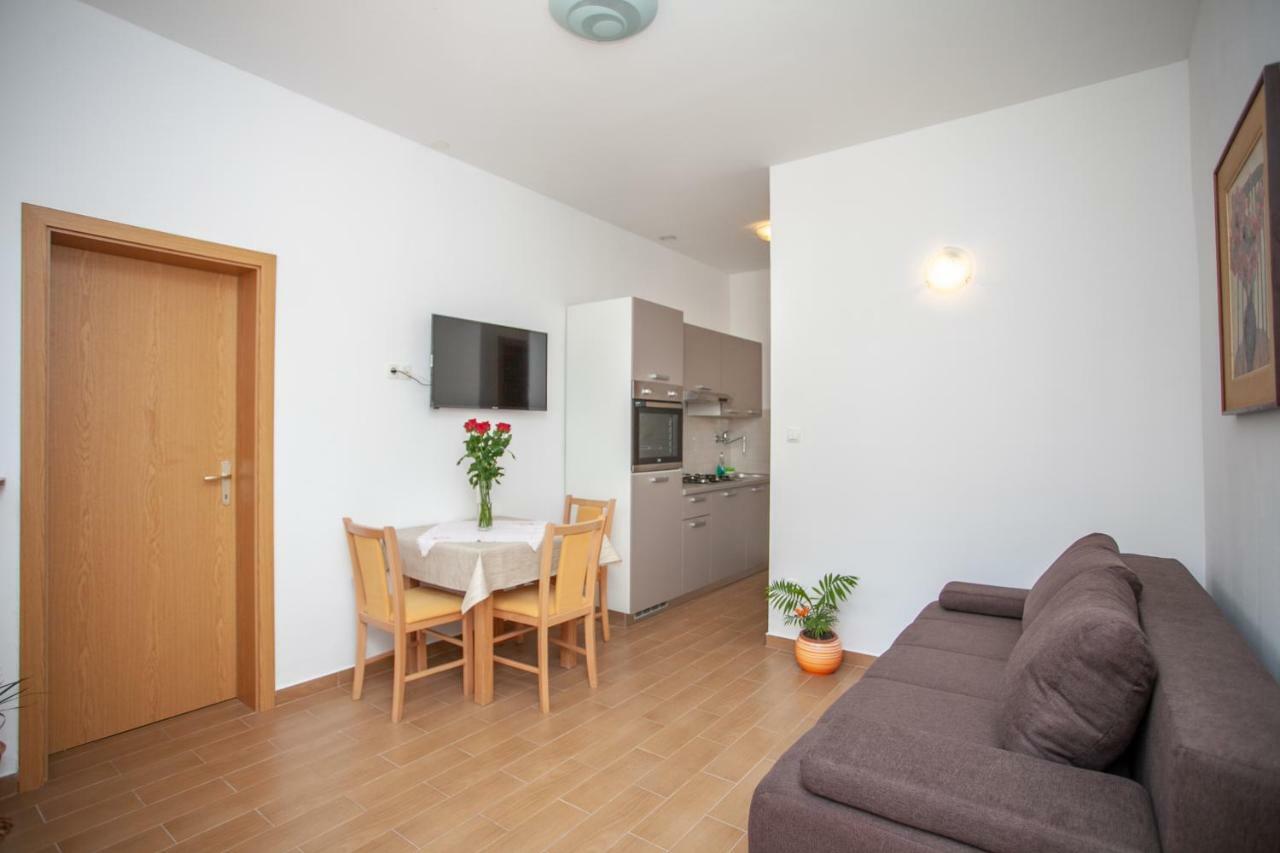 Ap Punta Next To Sandy Beach, Apartment With Garden Omiš Esterno foto