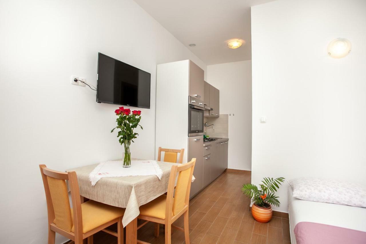 Ap Punta Next To Sandy Beach, Apartment With Garden Omiš Esterno foto