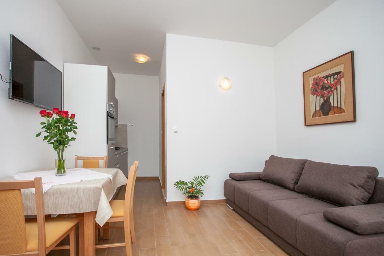 Ap Punta Next To Sandy Beach, Apartment With Garden Omiš Esterno foto