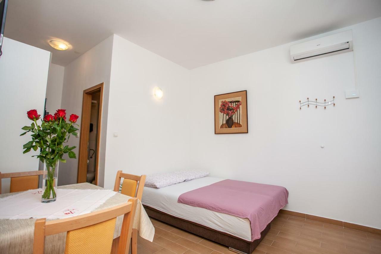 Ap Punta Next To Sandy Beach, Apartment With Garden Omiš Esterno foto