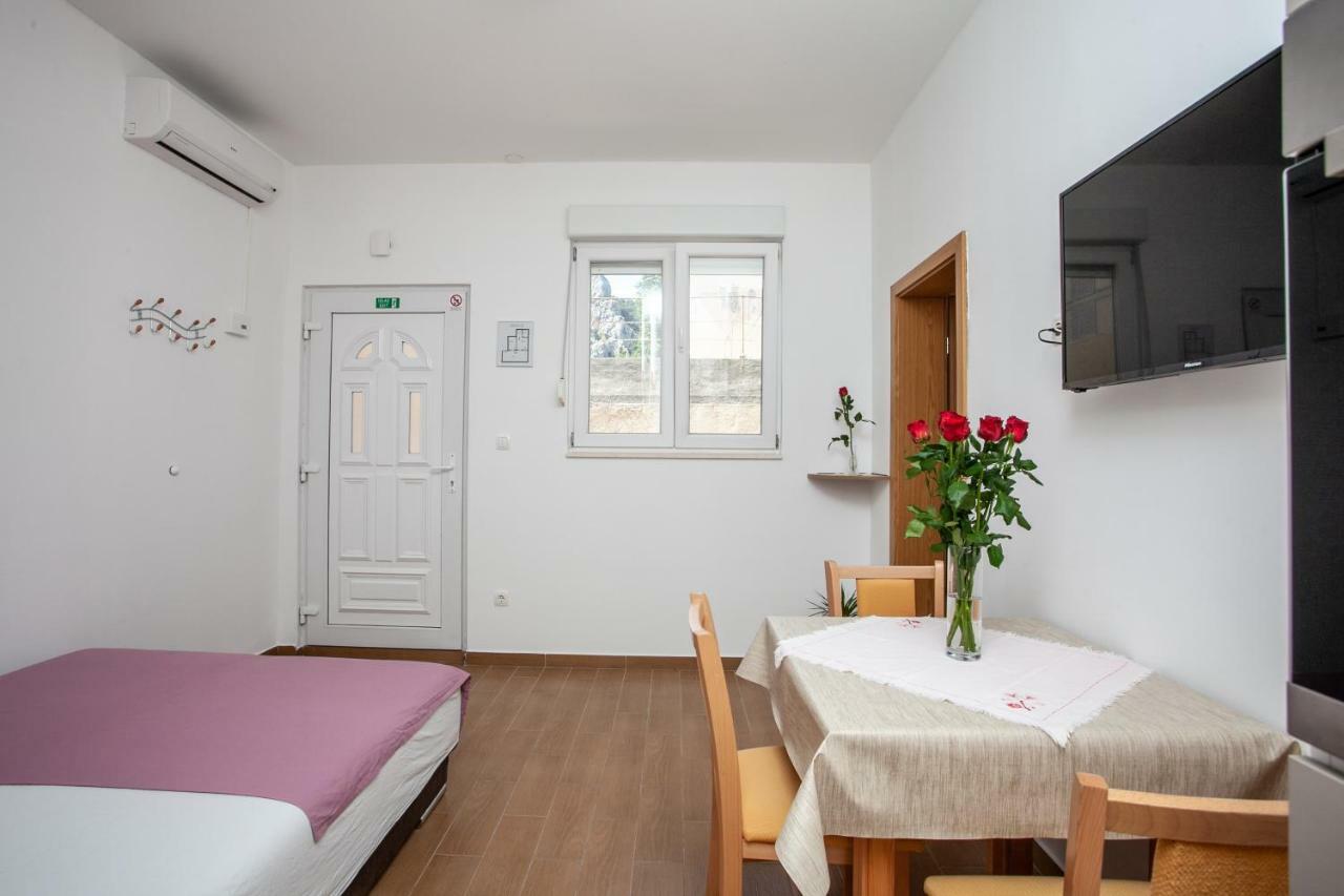 Ap Punta Next To Sandy Beach, Apartment With Garden Omiš Esterno foto
