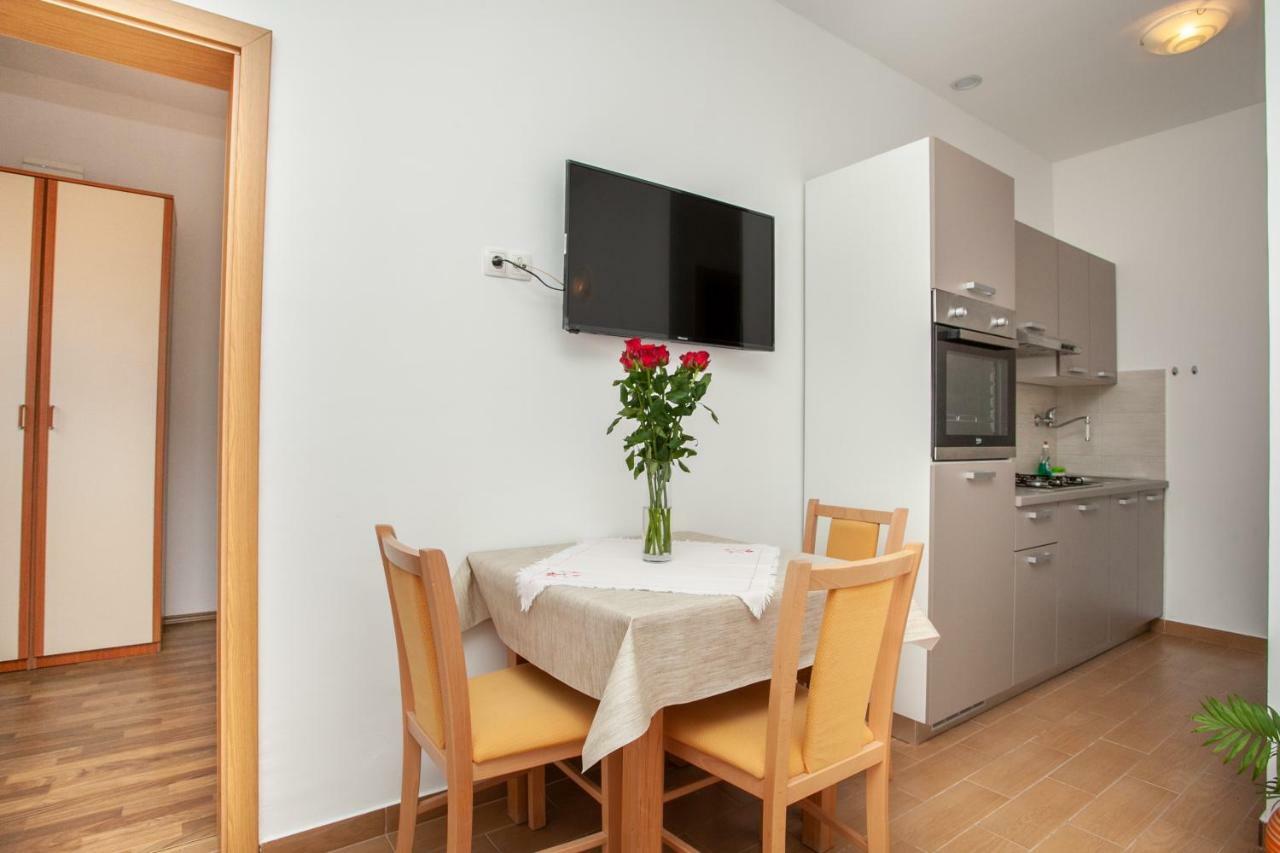 Ap Punta Next To Sandy Beach, Apartment With Garden Omiš Esterno foto