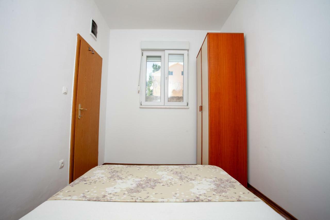 Ap Punta Next To Sandy Beach, Apartment With Garden Omiš Esterno foto