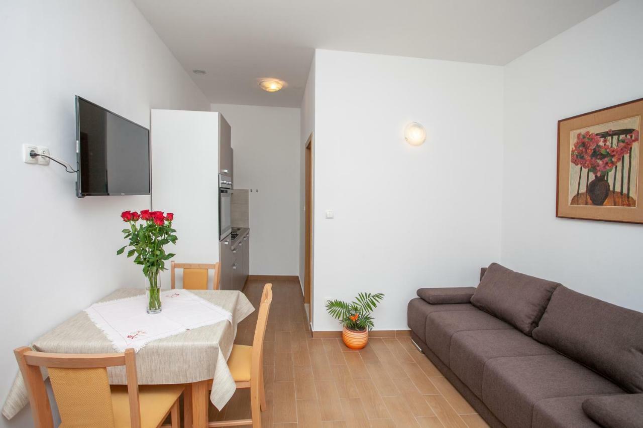 Ap Punta Next To Sandy Beach, Apartment With Garden Omiš Esterno foto